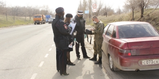В Саратове полицейские раздавали автомобилистам и пешеходам маски от коронавируса