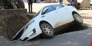 Иномарка провалилась в коммунальную яму: «Т Плюс» заплатит 174 тысячи Иномарка провалилась в коммунальную яму: «Т Плюс» заплатит 174 тысячи