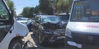 В Саратове столкнулись две маршрутки, «Лексус», «Рено» и «УАЗ» В Саратове столкнулись две маршрутки, «Лексус», «Рено» и «УАЗ»