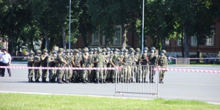 Военные пытались запретить фотографировать репетицию шествия войск по Театральной площади