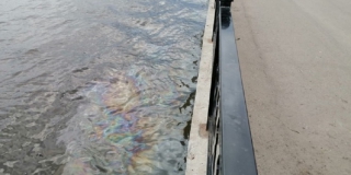 Спасатели «стерли» нефтяное пятно с поверхности Волги у новой Набережной