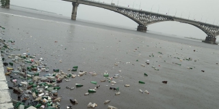 В администрации Саратова объяснили появление сотен бутылок в Волге у набережной