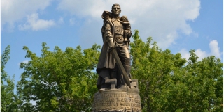 В Энгельсе открыли копию памятника «Воину – освободителю»