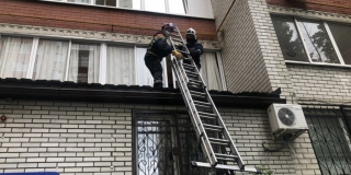 Саратовские спасатели сняли ребенка с края балкона