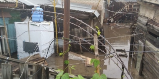Ливень. Спасатели откачали из двора дома 230 тысяч литров воды