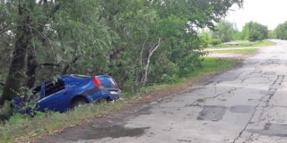 В Балаковском районе «Логан» с женщиной и ребенком протаранил дерево В Балаковском районе «Логан» с женщиной и ребенком протаранил дерево
