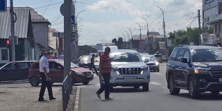 На Танкистов «Лэнд Крузер» сбил перебегавшую улицу девушку На Танкистов «Лэнд Крузер» сбил перебегавшую улицу девушку