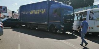 Пассажирка мотоцикла пострадала в ДТП с грузовиком и легковушкой Пассажирка мотоцикла пострадала в ДТП с грузовиком и легковушкой