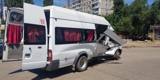 В Энгельсе 5 человек пострадали в столкновении маршрутки и «Гранты» В Энгельсе 5 человек пострадали в столкновении маршрутки и «Гранты»