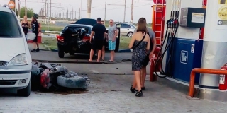 В Балакове мотоциклист врезался в две машины на АЗС В Балакове мотоциклист врезался в две машины на АЗС