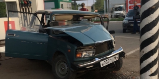 В Энгельсе на АЗС водитель «семерки» врезался в столб В Энгельсе на АЗС водитель «семерки» врезался в столб