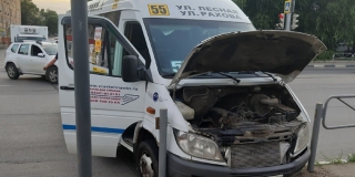 На Энтузиастов маршрутка развернулась поперек дороги и снесла забор На Энтузиастов маршрутка развернулась поперек дороги и снесла забор