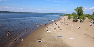 Роспотребнадзор рассказал о претензиях к пляжу «Городские пески»