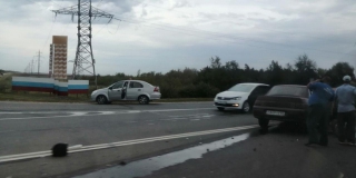 У стелы Красный Яр участники массового ДТП слетели в кювет У стелы Красный Яр участники массового ДТП слетели в кювет