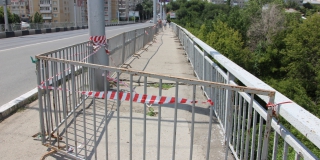 Строители не убрали заграждения после ремонта моста через Глебучев овраг