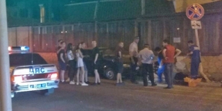 В Энгельсе попавший в ДТП «ВАЗ» вылетел на тротуар и сбил пешехода В Энгельсе попавший в ДТП «ВАЗ» вылетел на тротуар и сбил пешехода