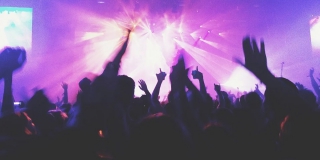 На Шелковичной полиция разогнала толпу из-за ночной дискотеки во дворе На Шелковичной полиция разогнала толпу из-за ночной дискотеки во дворе