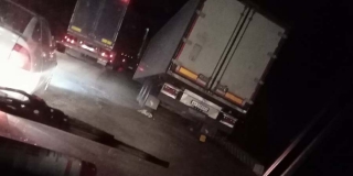 Сломанная фура второй день создает затор на трассе Сызрань-Саратов-Волгоград Сломанная фура второй день создает затор на трассе Сызрань-Саратов-Волгоград