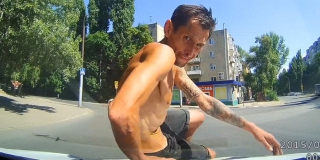 В Саратове неадекватный полуголый мужчина скакал по машинам В Саратове неадекватный полуголый мужчина скакал по машинам