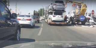 Саратовец пожаловался на «ежедневные» пробки из-за автовоза напротив УГИБДД Саратовец пожаловался на «ежедневные» пробки из-за автовоза напротив УГИБДД