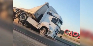 Турецкий грузовик «Мерседес» опрокинулся напротив стелы «Саратов» Турецкий грузовик «Мерседес» опрокинулся напротив стелы «Саратов»