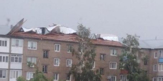В Марксе сильный ветер сорвал крышу дома и опрокинул остановку