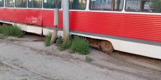 Трамвай маршрута №9 сошел с рельсов и врезался в столб Трамвай маршрута №9 сошел с рельсов и врезался в столб