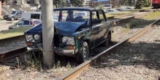 На 2-й Дачной «ВАЗ» протаранил столб между трамвайными путями На 2-й Дачной «ВАЗ» протаранил столб между трамвайными путями