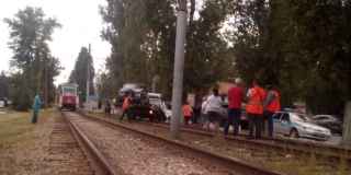 «ВАЗ» врезался в столб и на 2 часа блокировал трамваи. Шофер в больнице «ВАЗ» врезался в столб и на 2 часа блокировал трамваи. Шофер в больнице