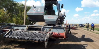 В Федоровском районе «ВАЗ» врезался в комбайн и перевернулся. Водитель погиб В Федоровском районе «ВАЗ» врезался в комбайн и перевернулся. Водитель погиб