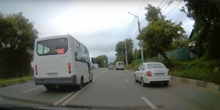 «Шумахер» на маршрутке обгонял машины через двойную сплошную. Видео «Шумахер» на маршрутке обгонял машины через двойную сплошную. Видео