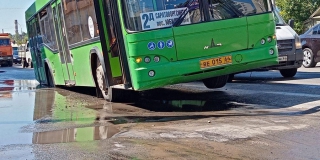 На Чернышевского автобус провалился в дорожную яму На Чернышевского автобус провалился в дорожную яму