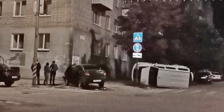 В центре Саратова «УАЗ Патриот» опрокинулся на бок после ДТП с «Грантой» В центре Саратова «УАЗ Патриот» опрокинулся на бок после ДТП с «Грантой»