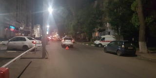 На Степана Разина мальчик убежал от мамы на дорогу и попал под машину На Степана Разина мальчик убежал от мамы на дорогу и попал под машину