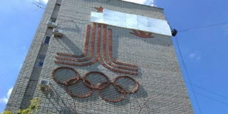 В Саратове вандалы уничтожили панно на доме с символикой Олимпиады-80