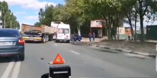 На Шехурдина длинномер протащил легковушку на обочину и перекрыл дорогу На Шехурдина длинномер протащил легковушку на обочину и перекрыл дорогу