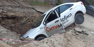 Во дворе на Чернышевского автомобиль такси провалился в крупную яму