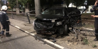 На проспекте 50 лет Октября парень на «Киа» протаранил ограждение На проспекте 50 лет Октября парень на «Киа» протаранил ограждение