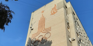 Хозяина квартиры на Мира заставили восстановить фасад с символикой Олимпиады-80