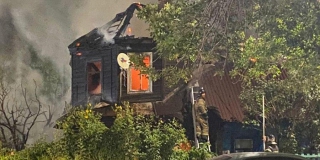 В центре Саратова ночью сгорел многоквартирный деревянный дом