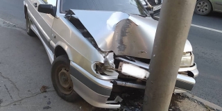 На Большой Горной «ВАЗ» протаранил столб перед светофором На Большой Горной «ВАЗ» протаранил столб перед светофором