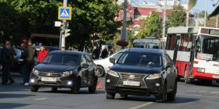 В центре Саратова из-за массового ДТП встали троллейбусы В центре Саратова из-за массового ДТП встали троллейбусы