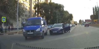 Сотрудник «Почты России» устроил на дороге драку с водителем «Форда»