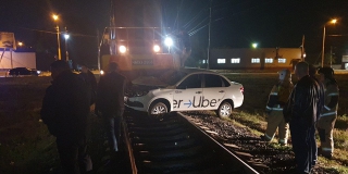 В Энгельсе локомотив врезался в заглохшее на путях такси «Uber»
