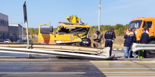 На Усть-Курдюмском шоссе водитель «КамАЗа» пострадал в ДТП