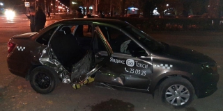 В Балакове таксист попал в ДТП на перекрестке и покалечил трех пассажирок