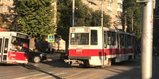 В Саратове из-за застрявшего трамвая массово встал электротранспорт В Саратове из-за застрявшего трамвая массово встал электротранспорт