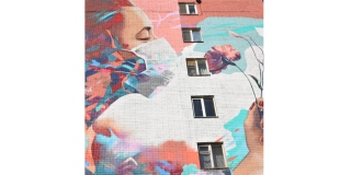 В центре Саратова на доме появилось огромное граффити с «коронавирусным» сюжетом