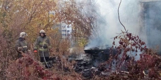 Пожарные спасли территорию ФОК «Звездный» от серьезного возгорания