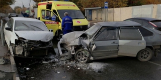 В Саратове водитель «ВАЗ-2114» разбил всмятку свою машину и чужую иномарку